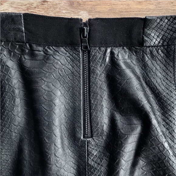 ALICE + OLIVIA Lambs Leather Pencil Snakeskin Midi Skirt Womens Size 6 Black - Picture 8 of 16